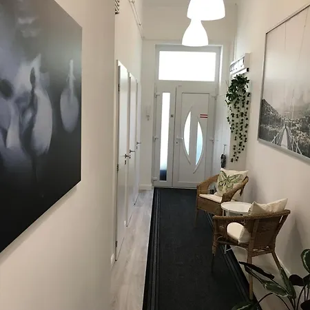 Beautiful Newly Refurbished Studio,Fully Equipped Apartment Walking Distance To The City Park Where You Will Find The World Famous Szechenyi Thermal Bath Spa, Museums , And The Capital Circus , Ac, Smart Tv, High Speed Internet Budapest Exterior photo
