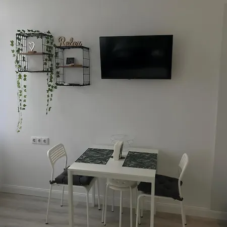 Beautiful Newly Refurbished Studio,Fully Equipped Apartment Walking Distance To The City Park Where You Will Find The World Famous Szechenyi Thermal Bath Spa, Museums , And The Capital Circus , Ac, Smart Tv, High Speed Internet Budapest Exterior photo