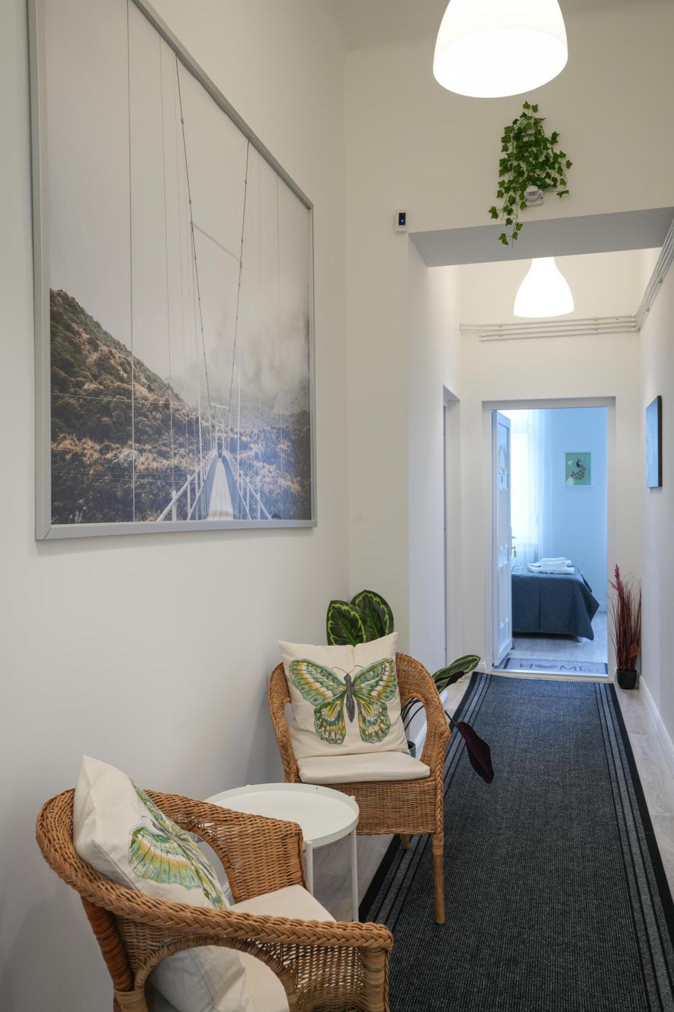Апартаменти Beautiful Newly Refurbished Studio,fully Equipped Walking Distance To The Park Where Will Find The World Famous Szechenyi Thermal Bath Spa, Museums , And The Capital Circus , Ac, Smart Tv, High Speed Internet Будапешт