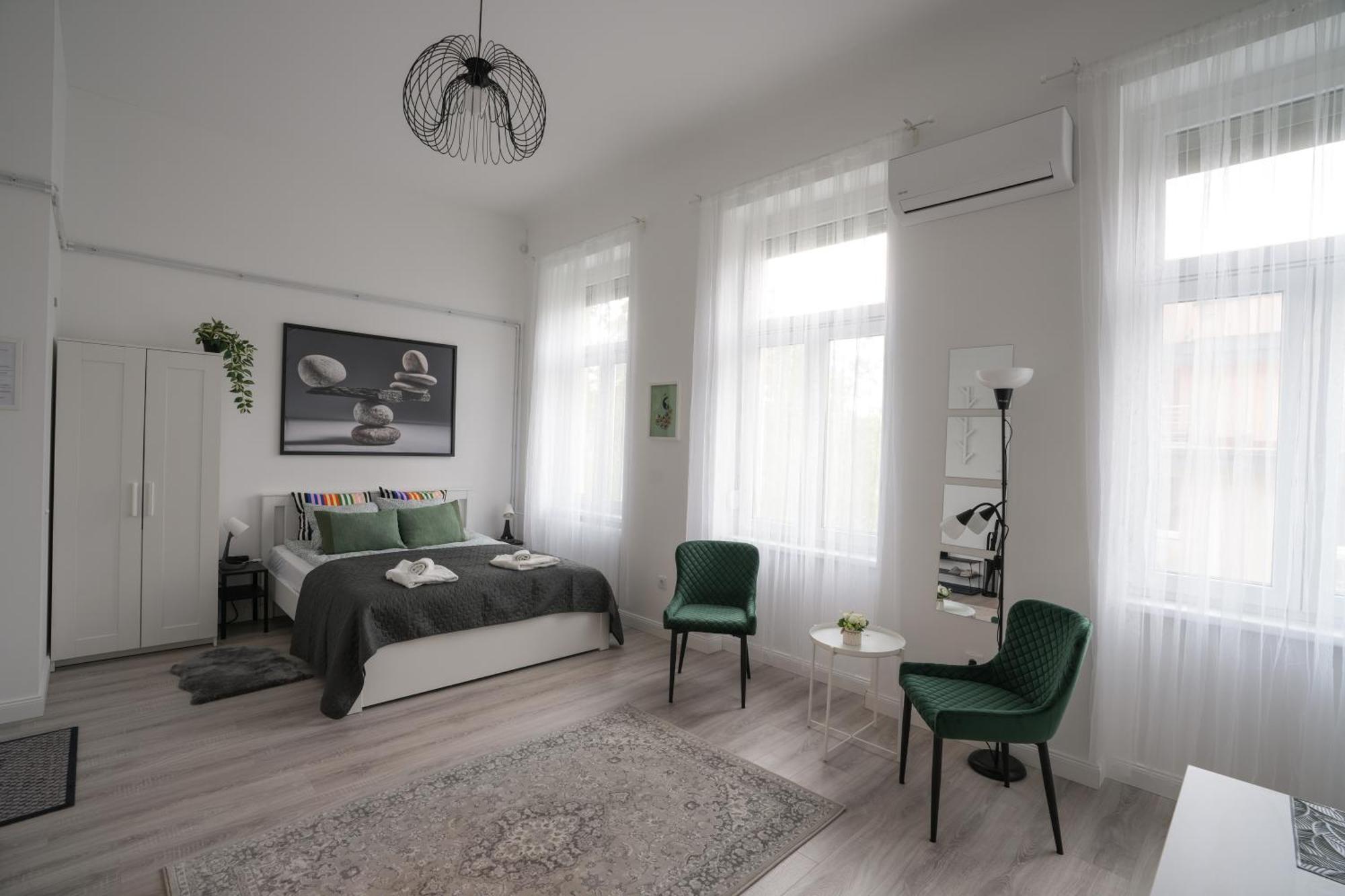 Beautiful Newly Refurbished Studio,fully Equipped Walking Distance To The Park Where Will Find The World Famous Szechenyi Thermal Bath Spa, Museums , And The Capital Circus , Ac, Smart Tv, High Speed Internet * Будапешт