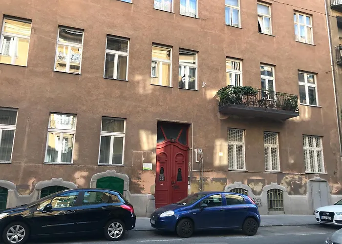 Beautiful Newly Refurbished Studio,Fully Equipped Apartment Walking Distance To The City Park Where You Will Find The World Famous Szechenyi Thermal Bath Spa, Museums , And The Capital Circus , Ac, Smart Tv, High Speed Internet