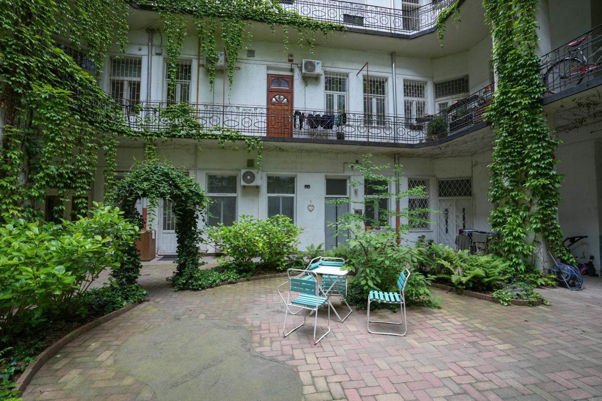 Appartamento Beautiful Newly Refurbished Studio,fully Equipped Walking Distance To The Park Where Will Find The World Famous Szechenyi Thermal Bath Spa, Museums , And The Capital Circus , Ac, Smart Tv, High Speed Internet Budapest