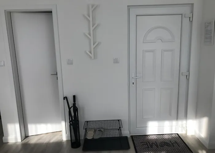 Beautiful Newly Refurbished Studio,Fully Equipped Apartment Walking Distance To The City Park Where You Will Find The World Famous Szechenyi Thermal Bath Spa, Museums , And The Capital Circus , Ac, Smart Tv, High Speed Internet