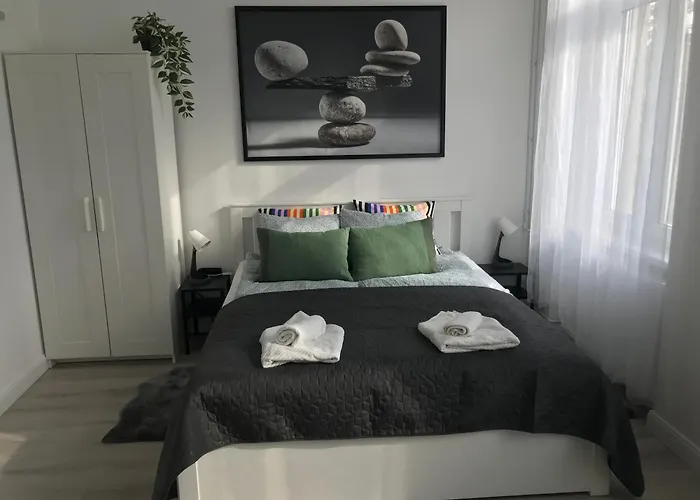 Beautiful Newly Refurbished Studio,Fully Equipped Apartment Walking Distance To The City Park Where You Will Find The World Famous Szechenyi Thermal Bath Spa, Museums , And The Capital Circus , Ac, Smart Tv, High Speed Internet