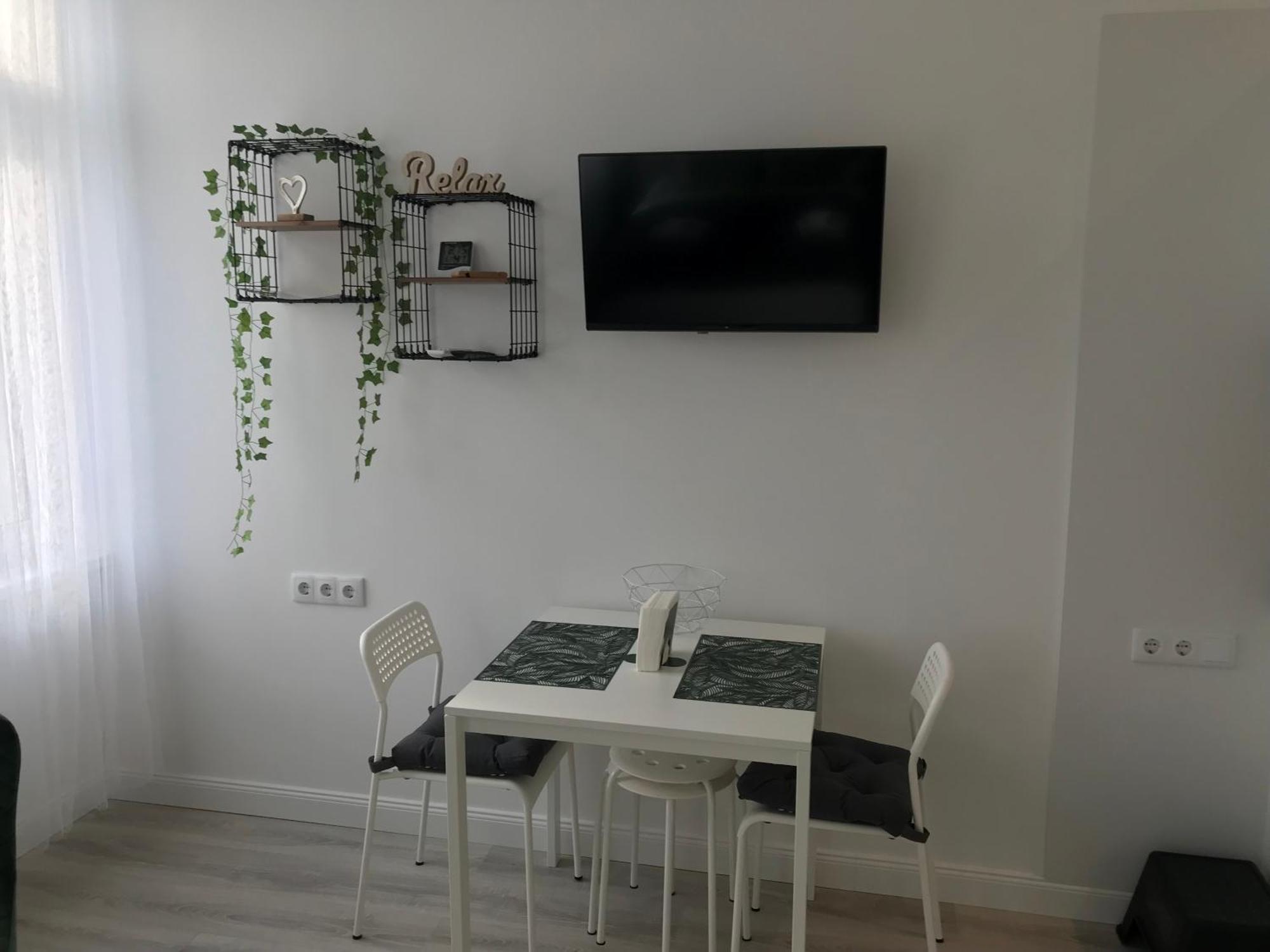 Apartment Beautiful Newly Refurbished Studio,fully Equipped Walking Distance To The Park Where Will Find The World Famous Szechenyi Thermal Bath Spa, Museums , And The Capital Circus , Ac, Smart Tv, High Speed Internet *
