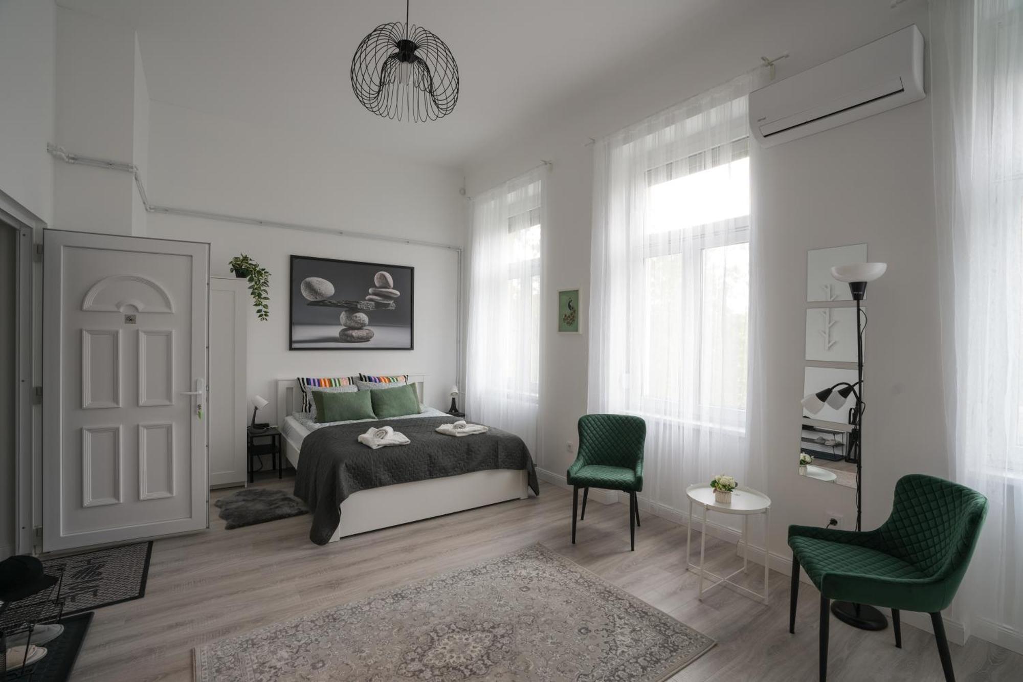 Beautiful Newly Refurbished Studio,fully Equipped Walking Distance To The Park Where Will Find The World Famous Szechenyi Thermal Bath Spa, Museums , And The Capital Circus , Ac, Smart Tv, High Speed Internet Apartment